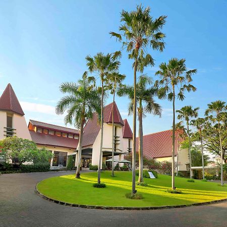 Grand Tropic Suites Hotel Сурабая Экстерьер фото