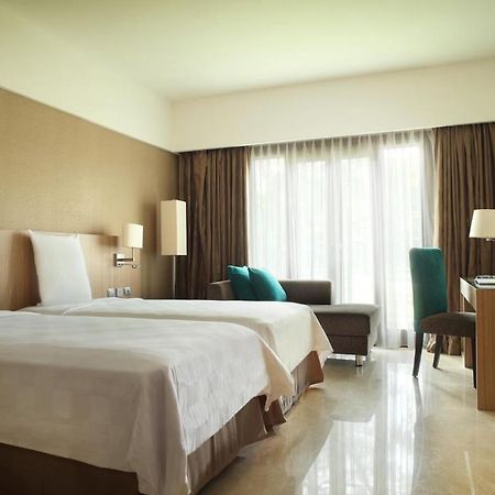 Grand Tropic Suites Hotel Сурабая Экстерьер фото