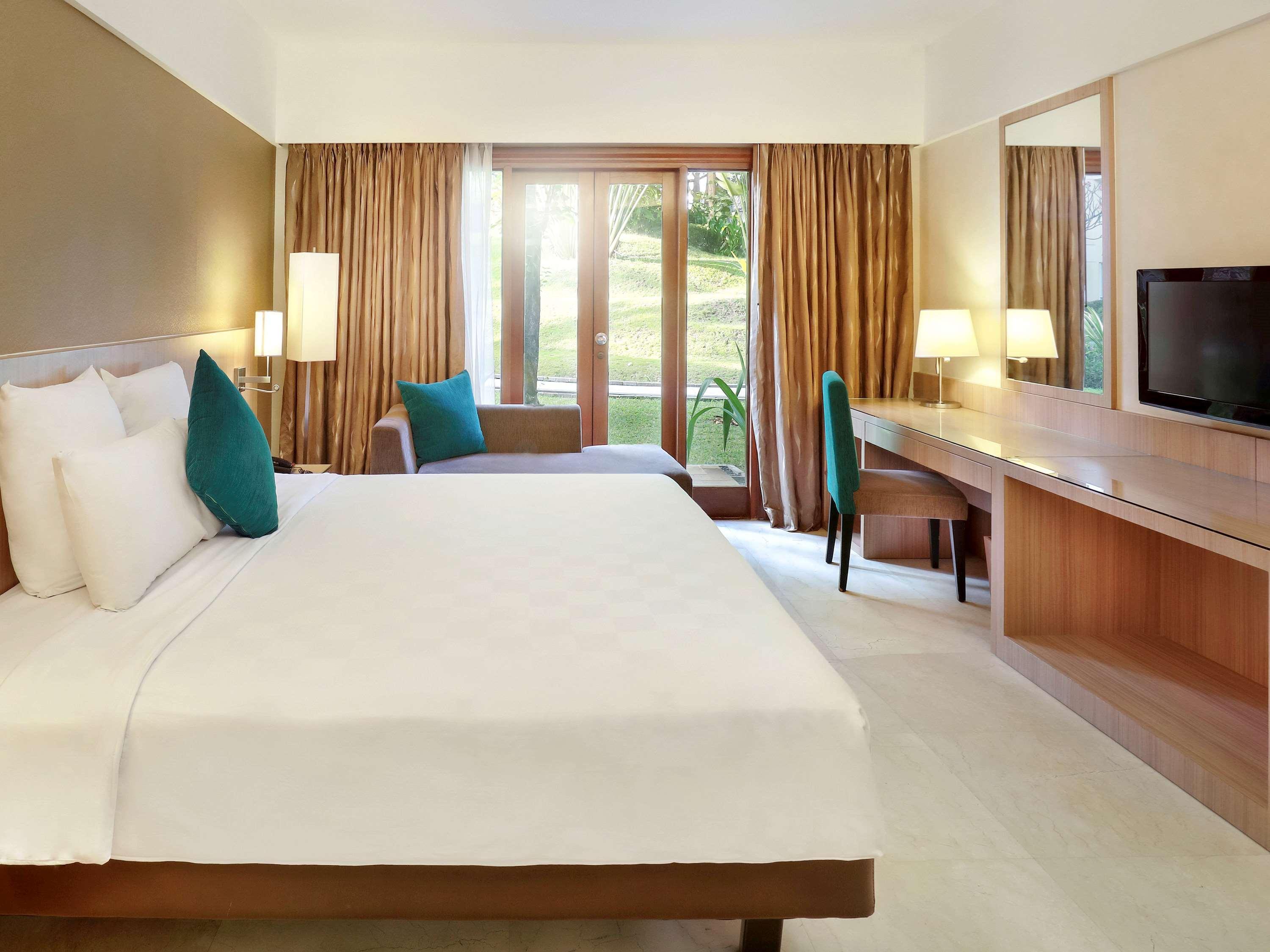 Grand Tropic Suites Hotel Сурабая Экстерьер фото