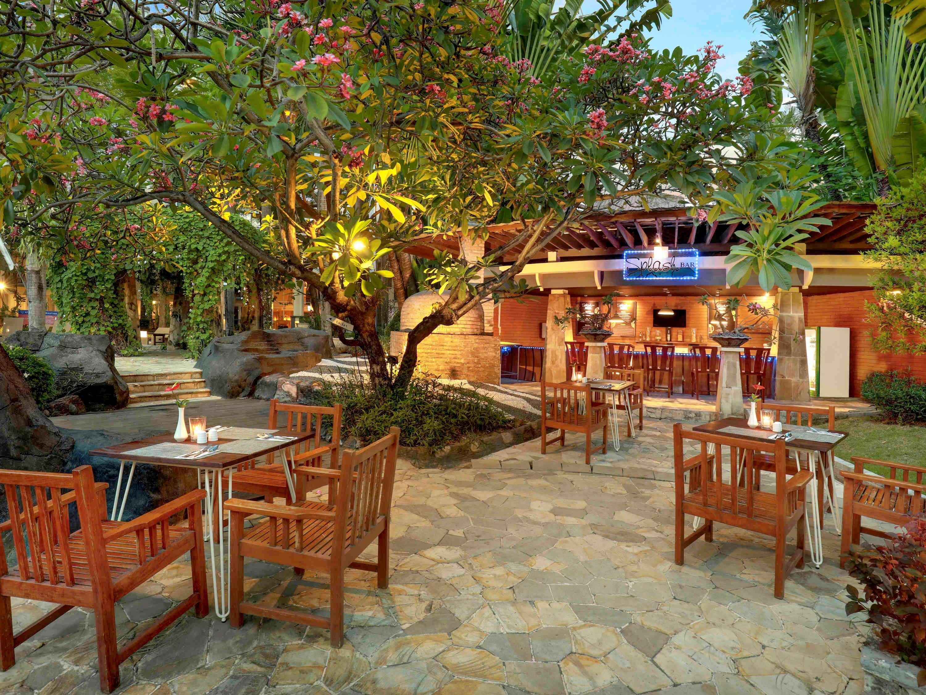 Grand Tropic Suites Hotel Сурабая Экстерьер фото