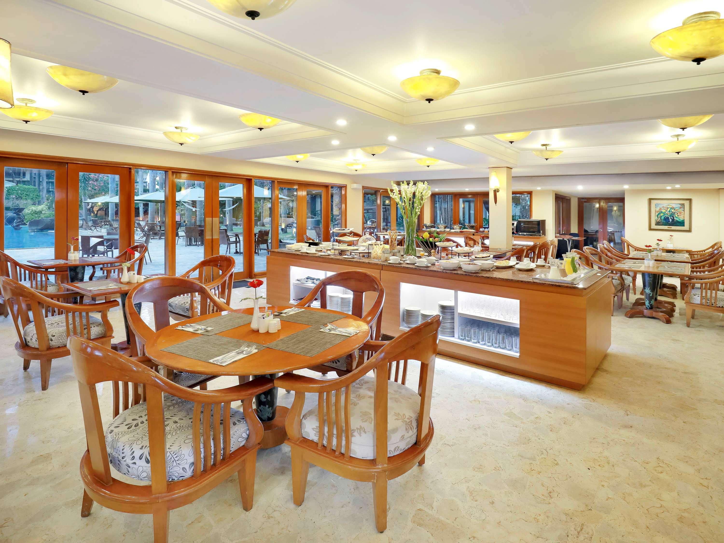 Grand Tropic Suites Hotel Сурабая Экстерьер фото
