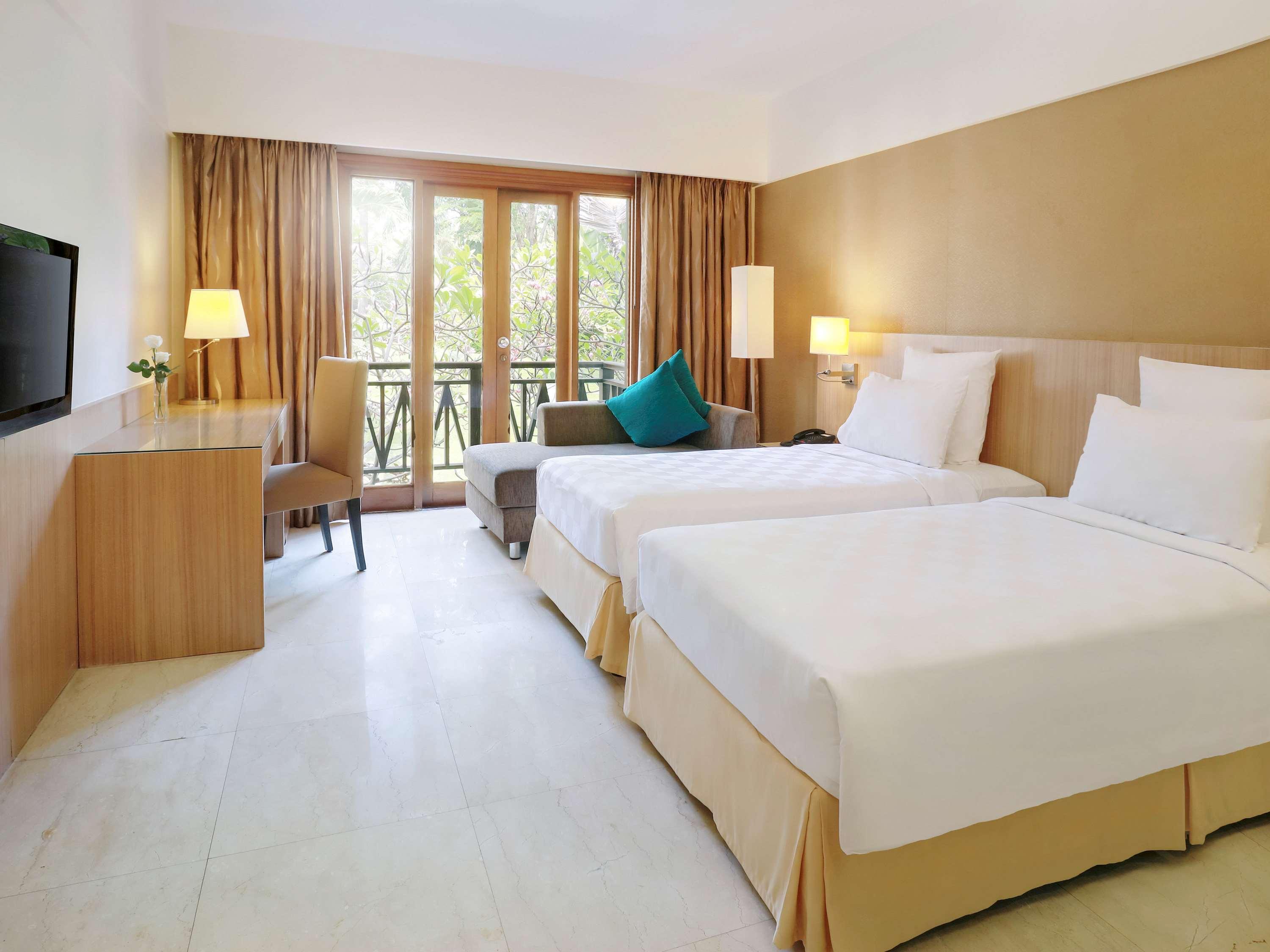 Grand Tropic Suites Hotel Сурабая Экстерьер фото