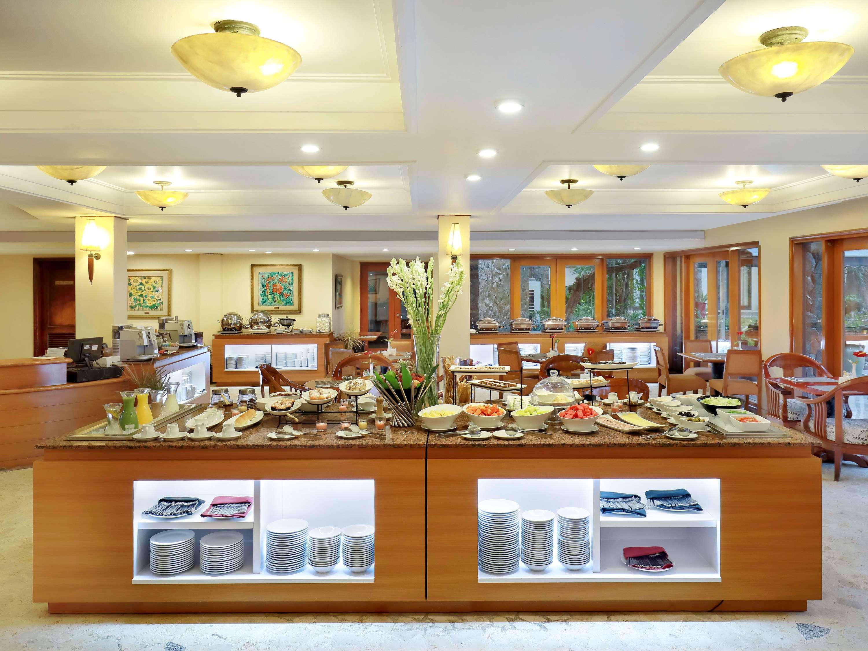 Grand Tropic Suites Hotel Сурабая Экстерьер фото