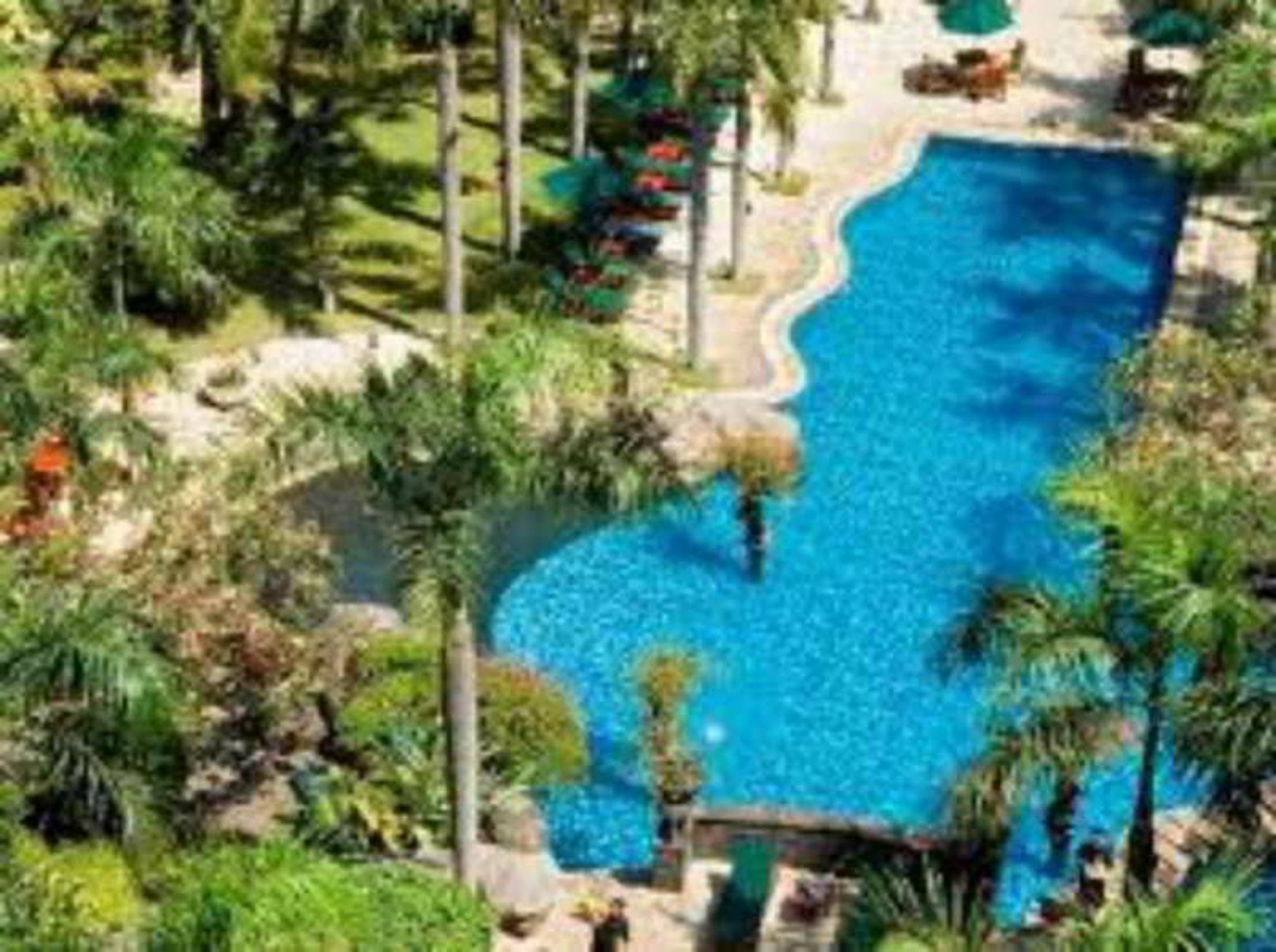 Grand Tropic Suites Hotel Сурабая Экстерьер фото