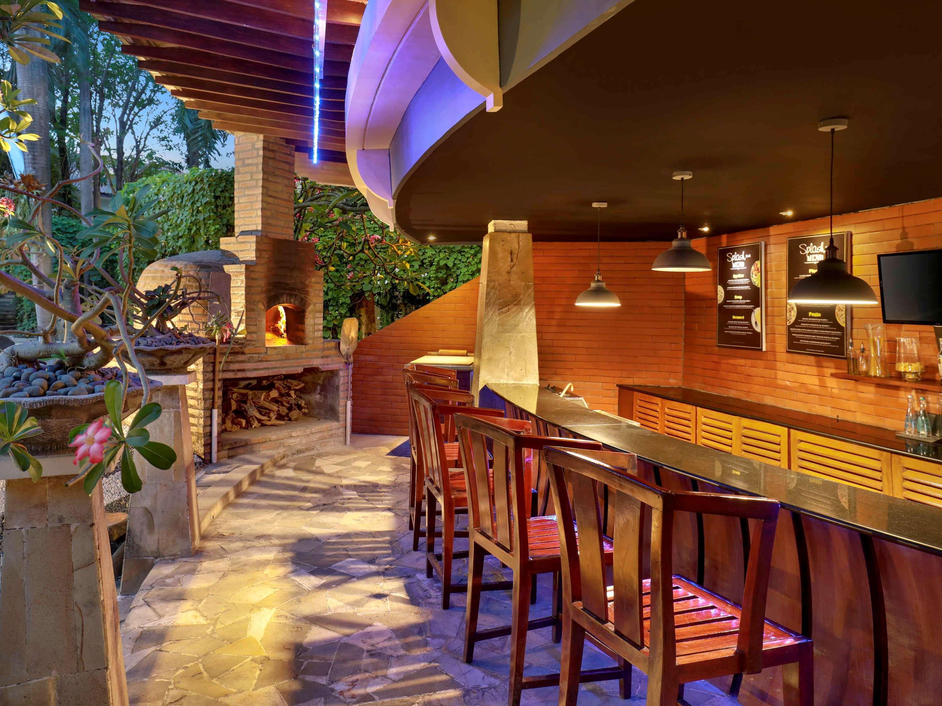 Grand Tropic Suites Hotel Сурабая Экстерьер фото