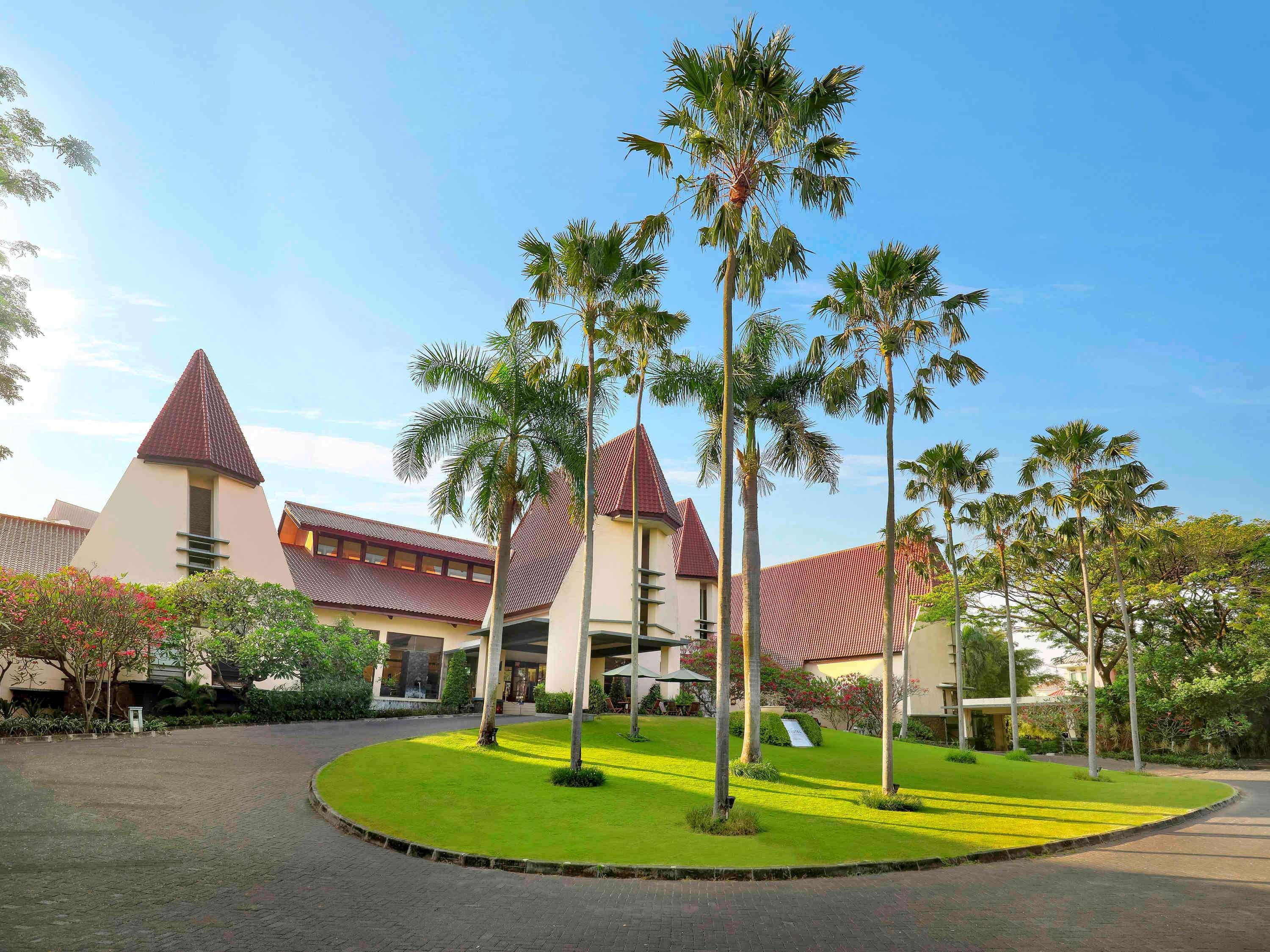 Grand Tropic Suites Hotel Сурабая Экстерьер фото