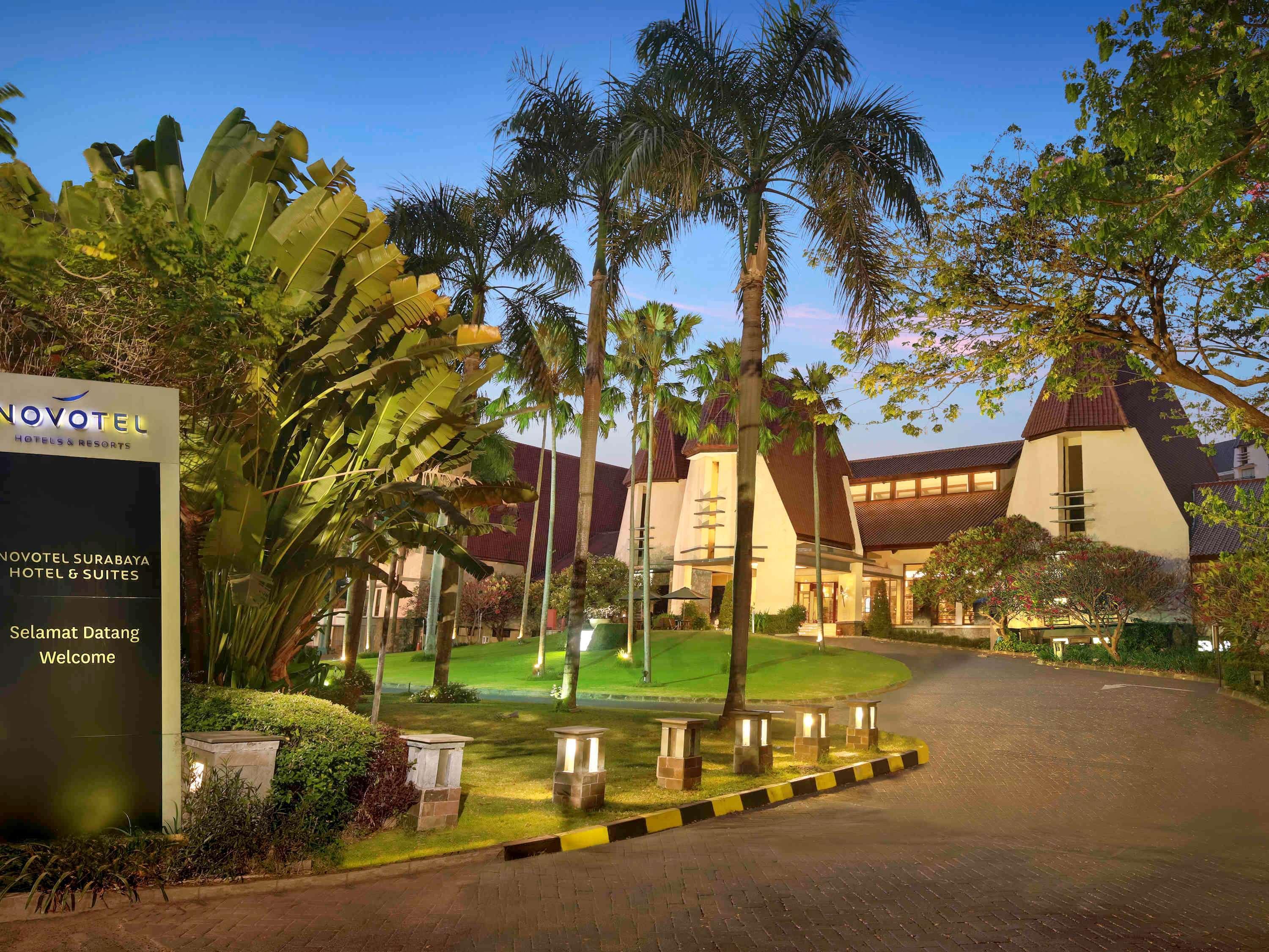 Grand Tropic Suites Hotel Сурабая Экстерьер фото