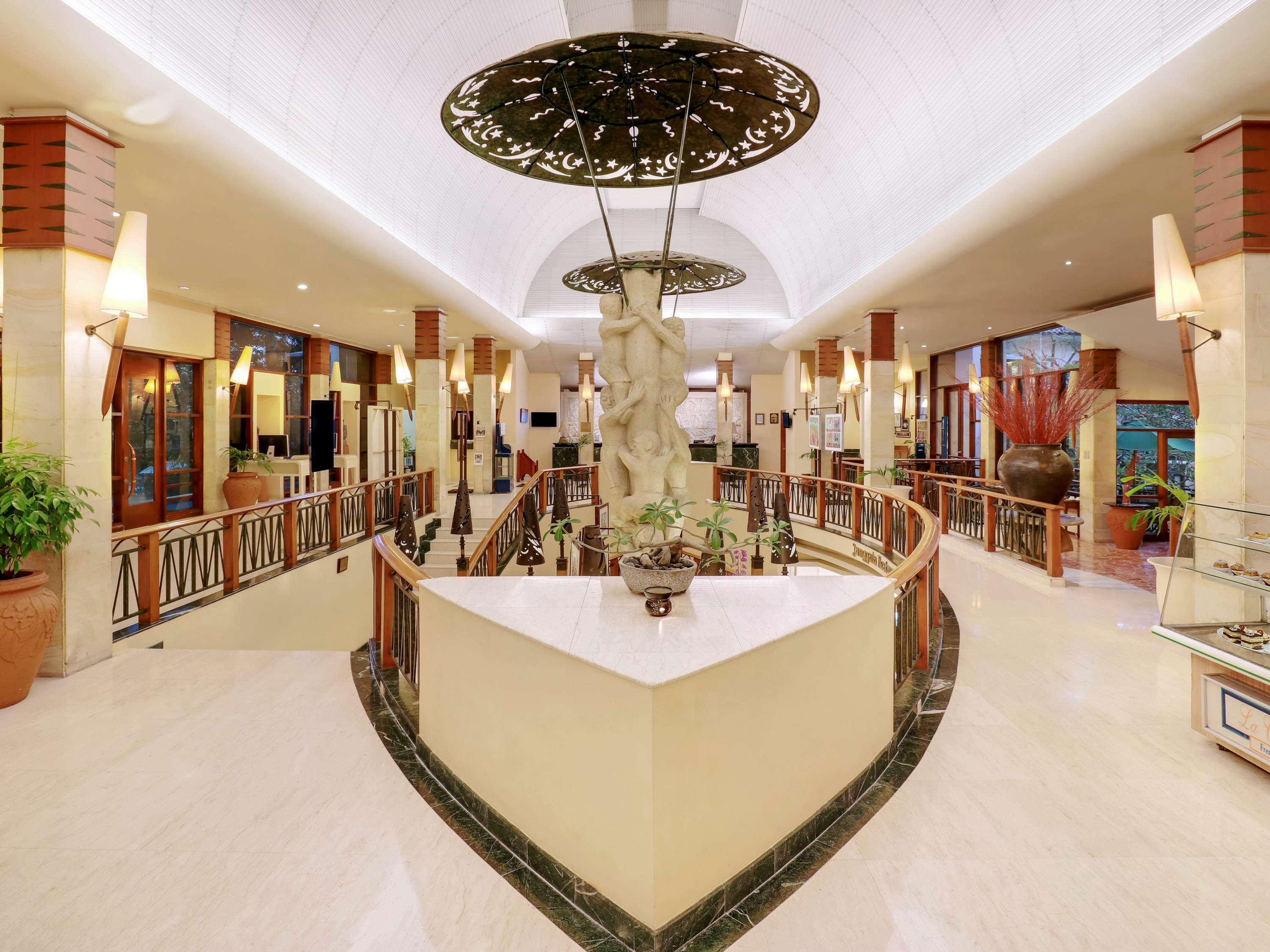 Grand Tropic Suites Hotel Сурабая Экстерьер фото