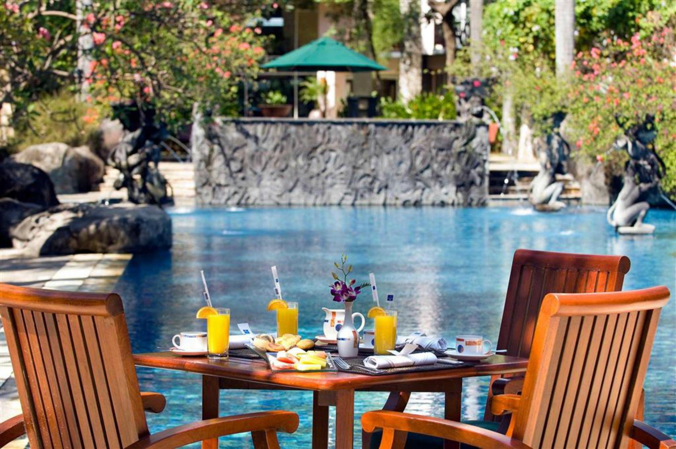 Grand Tropic Suites Hotel Сурабая Ресторан фото