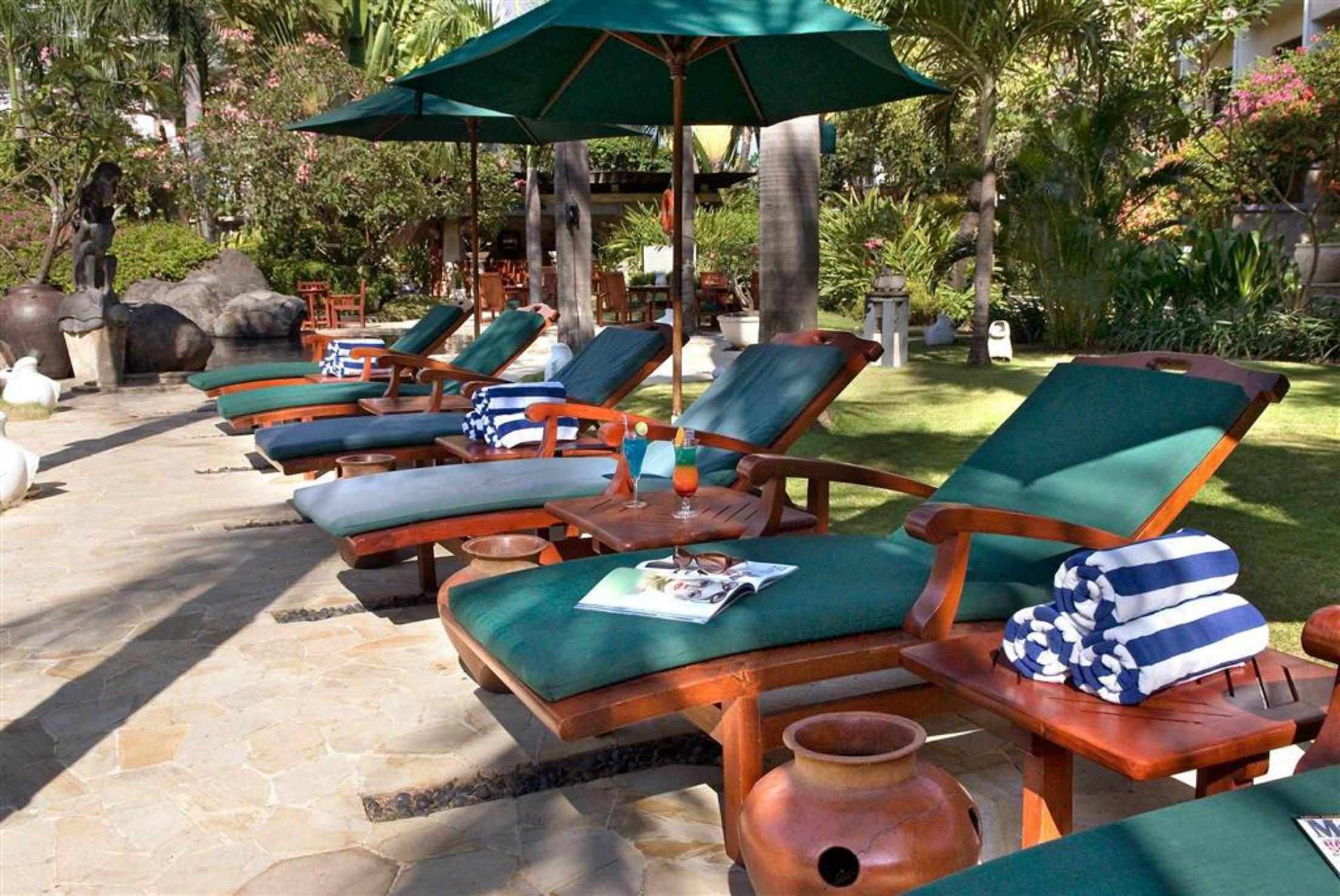 Grand Tropic Suites Hotel Сурабая Экстерьер фото