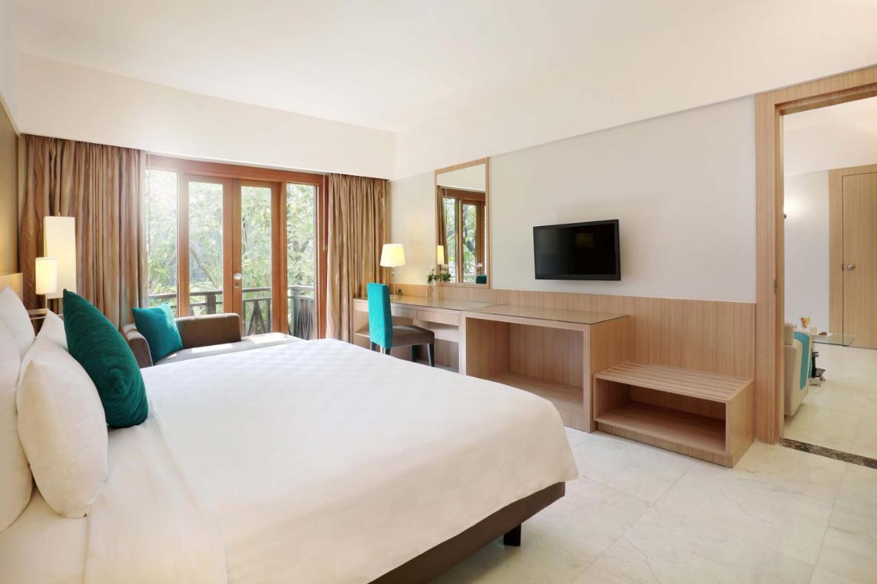 Grand Tropic Suites Hotel Сурабая Экстерьер фото