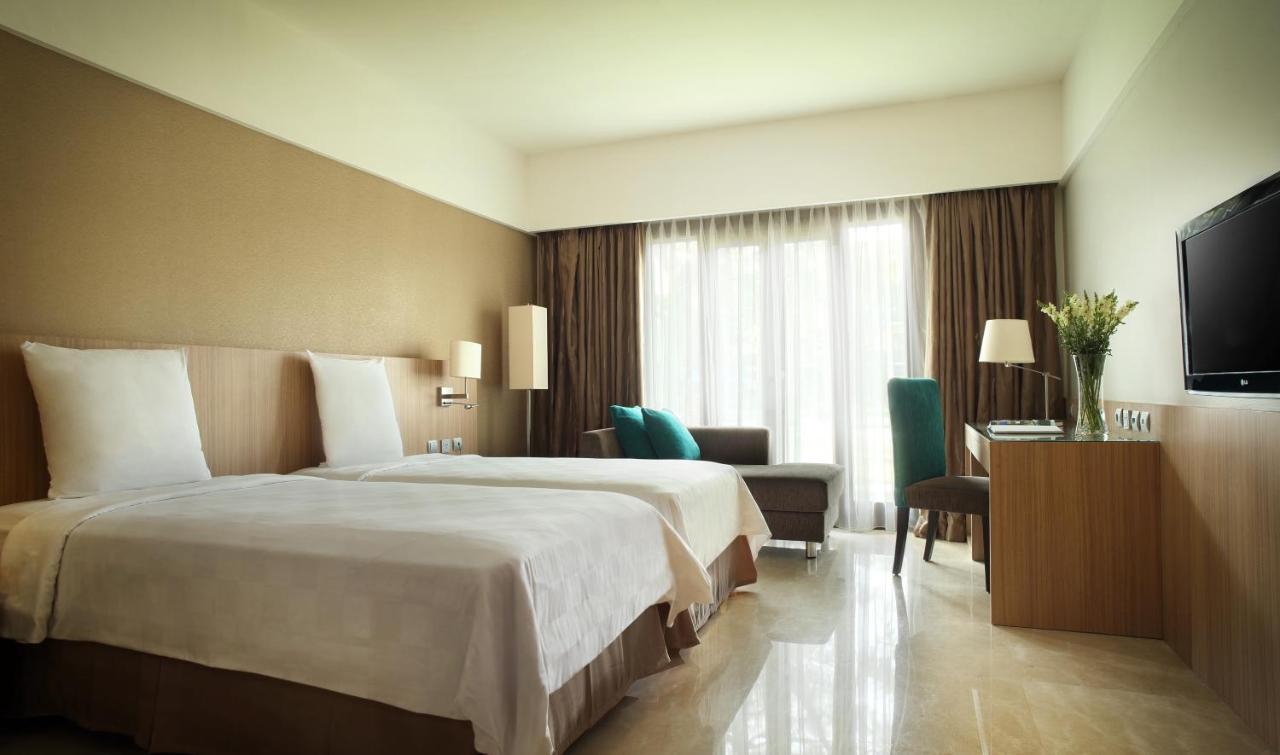 Grand Tropic Suites Hotel Сурабая Экстерьер фото