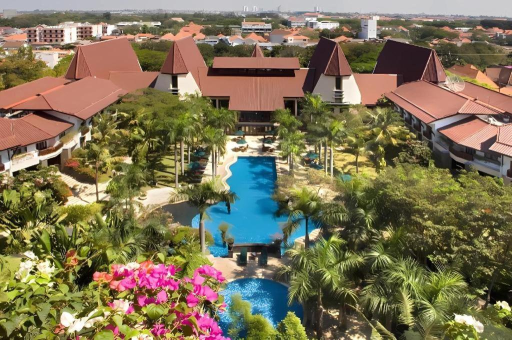 Grand Tropic Suites Hotel Сурабая Экстерьер фото