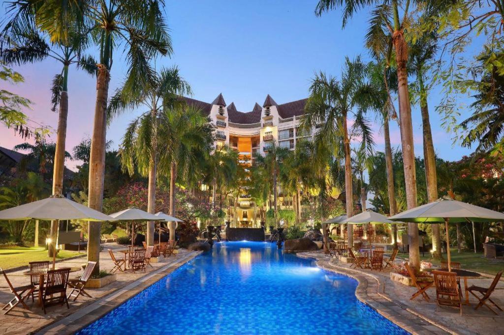 Grand Tropic Suites Hotel Сурабая Экстерьер фото