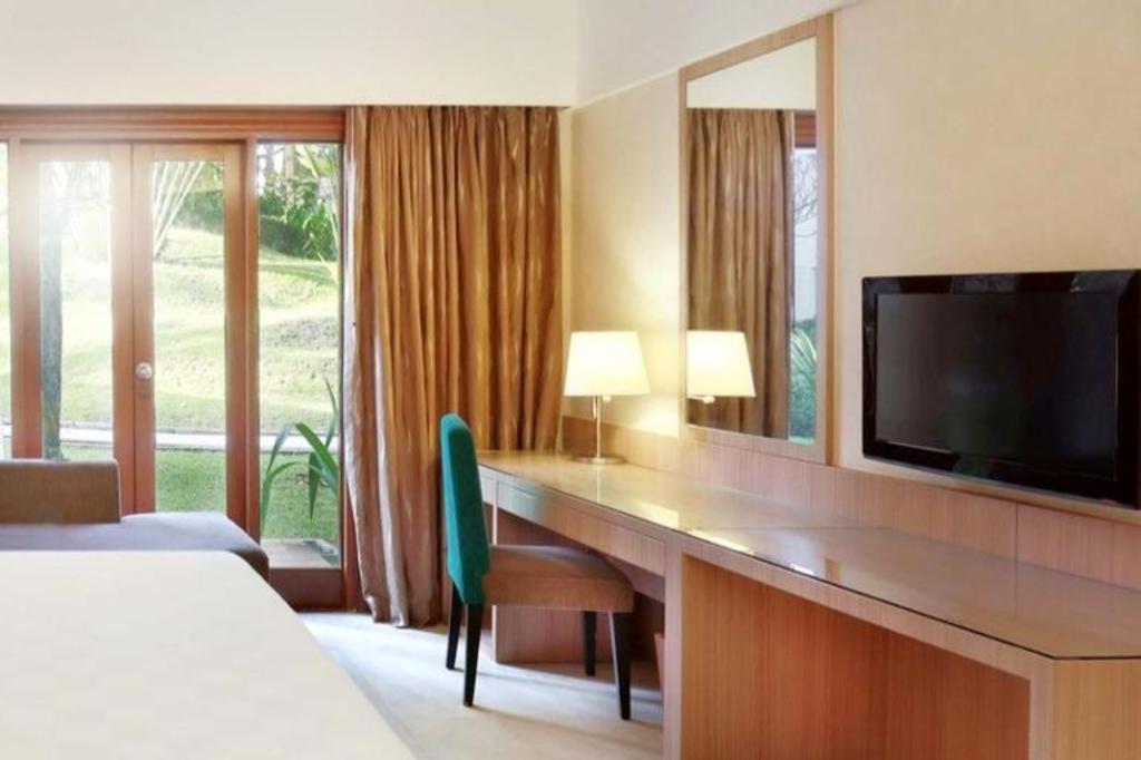Grand Tropic Suites Hotel Сурабая Экстерьер фото
