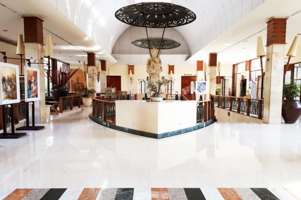 Grand Tropic Suites Hotel Сурабая Экстерьер фото