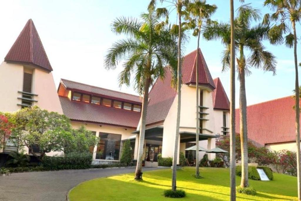Grand Tropic Suites Hotel Сурабая Экстерьер фото