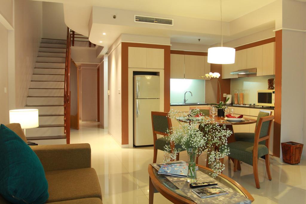 Grand Tropic Suites Hotel Сурабая Экстерьер фото
