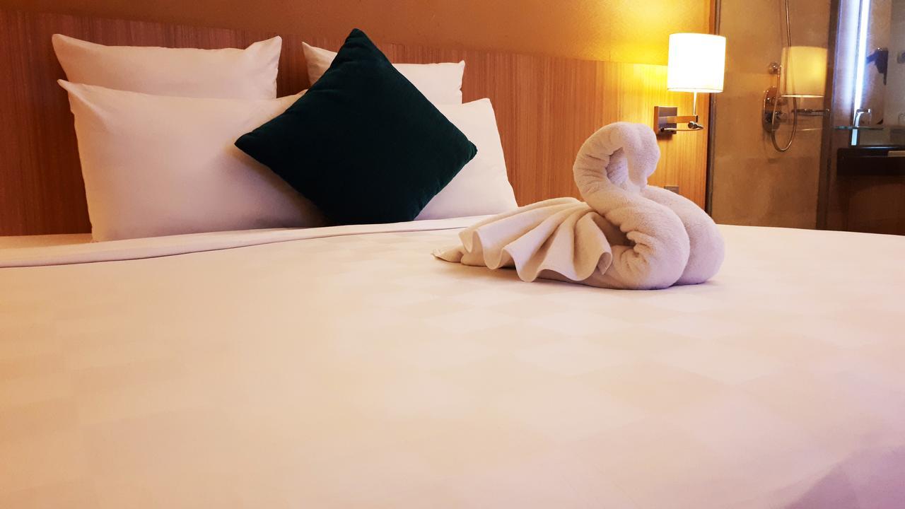 Grand Tropic Suites Hotel Сурабая Экстерьер фото