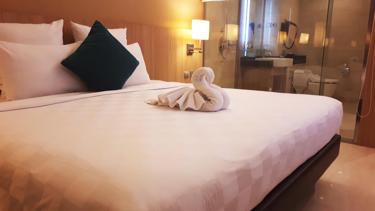 Grand Tropic Suites Hotel Сурабая Экстерьер фото