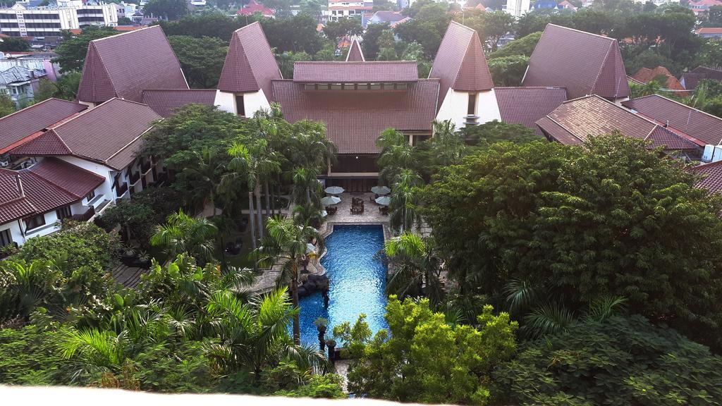 Grand Tropic Suites Hotel Сурабая Экстерьер фото