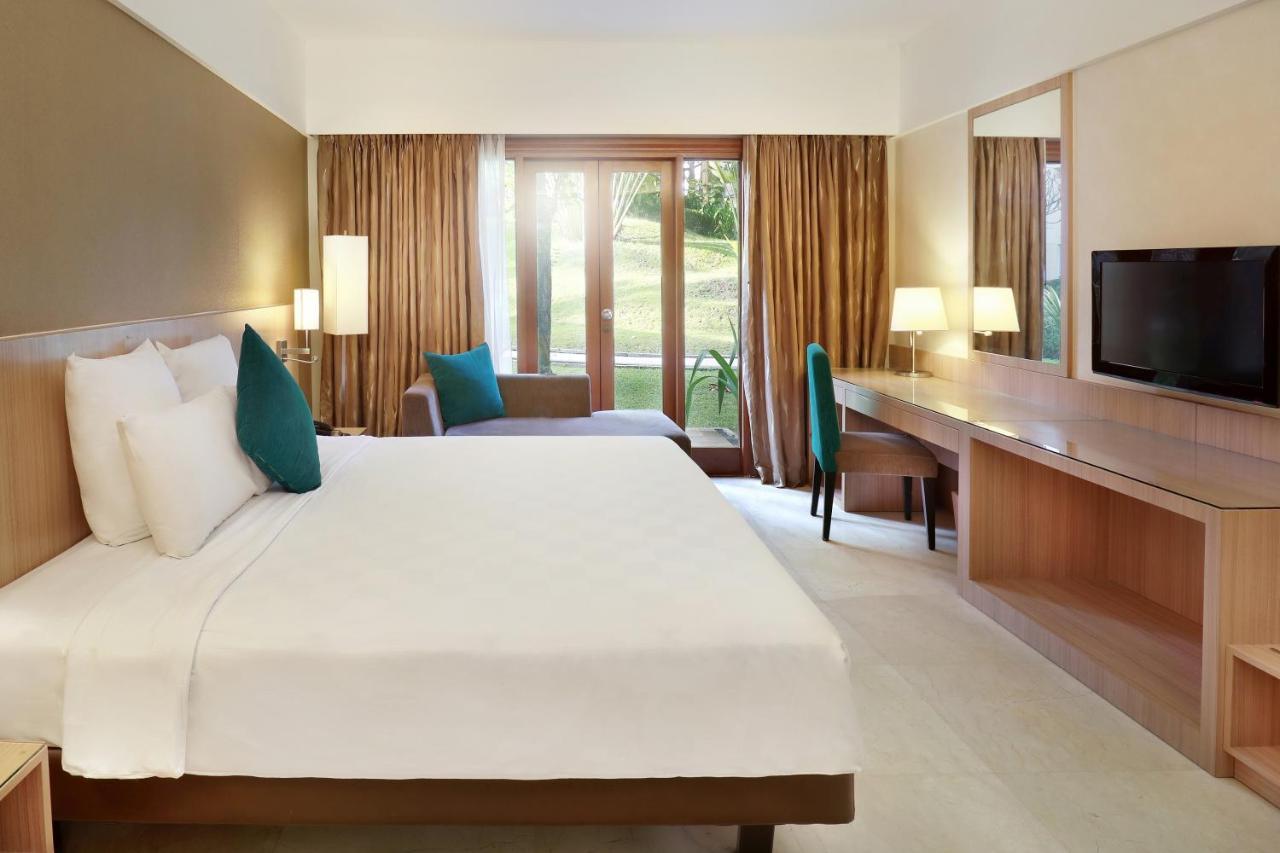 Grand Tropic Suites Hotel Сурабая Экстерьер фото