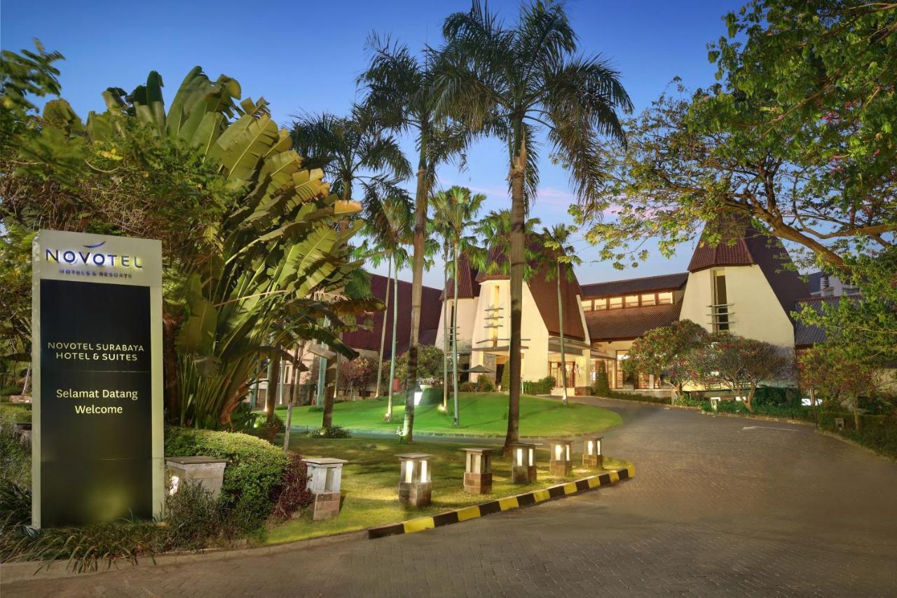 Grand Tropic Suites Hotel Сурабая Экстерьер фото
