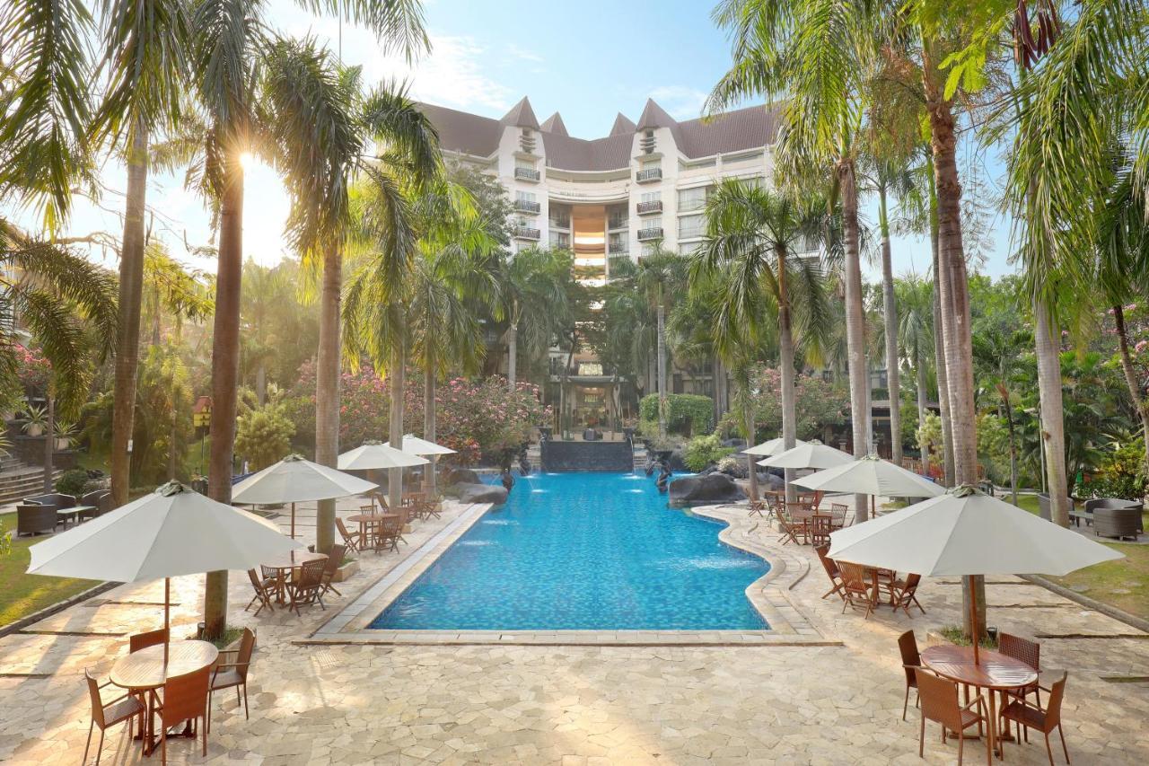 Grand Tropic Suites Hotel Сурабая Экстерьер фото