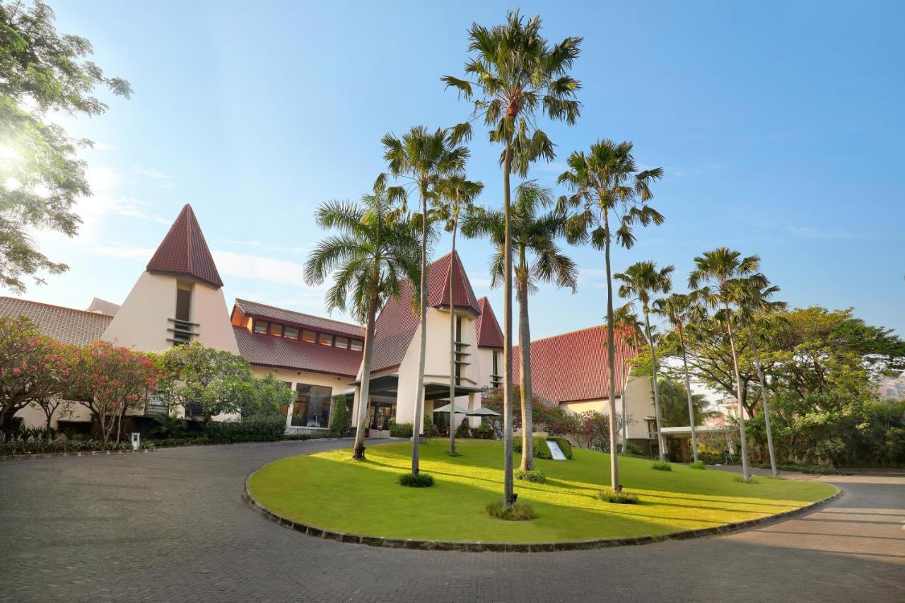 Grand Tropic Suites Hotel Сурабая Экстерьер фото
