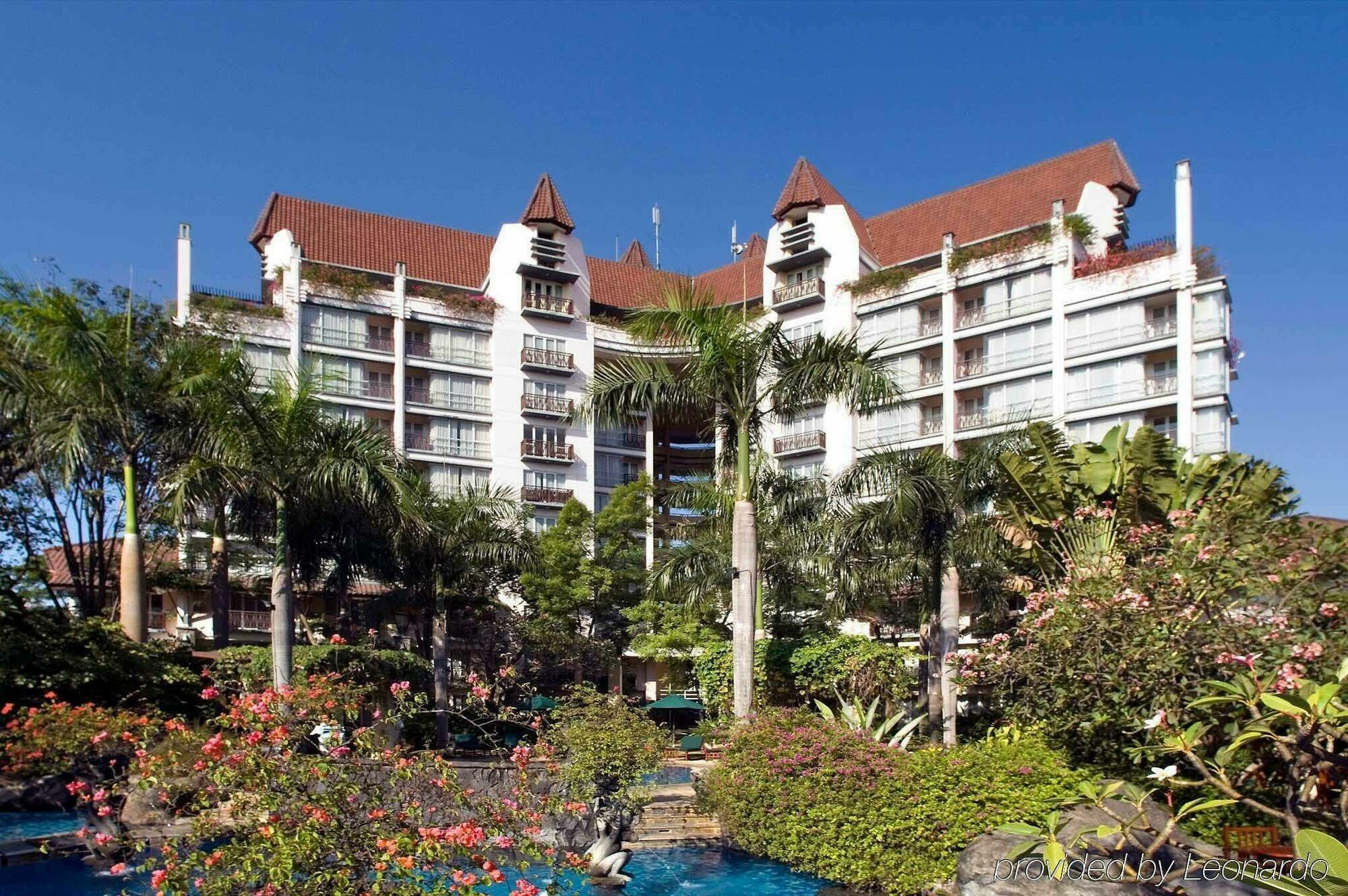 Grand Tropic Suites Hotel Сурабая Экстерьер фото